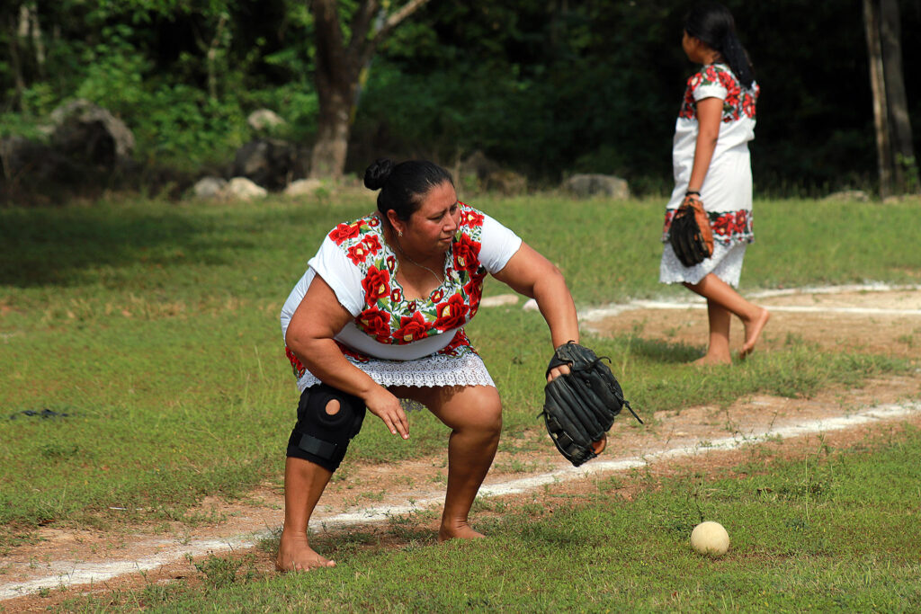 Foto sobre: LAS DIABLILLAS DE HONDZONOT, EL EQUIPO DE SÓFTBOL QUE ROMPE ESTEREOTIPOS