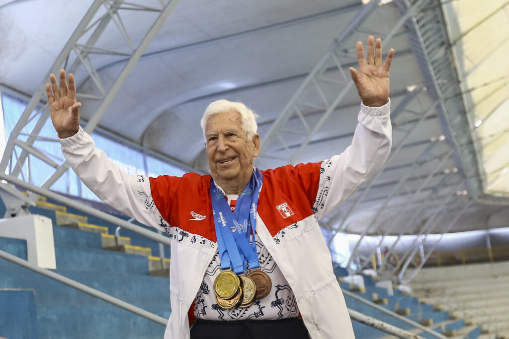 Foto sobre: JOSÉ PEÑALOZA: “LA NATACIÓN ME HA ESTADO HACIENDO ENVEJECER LO MÁS JOVEN POSIBLE”