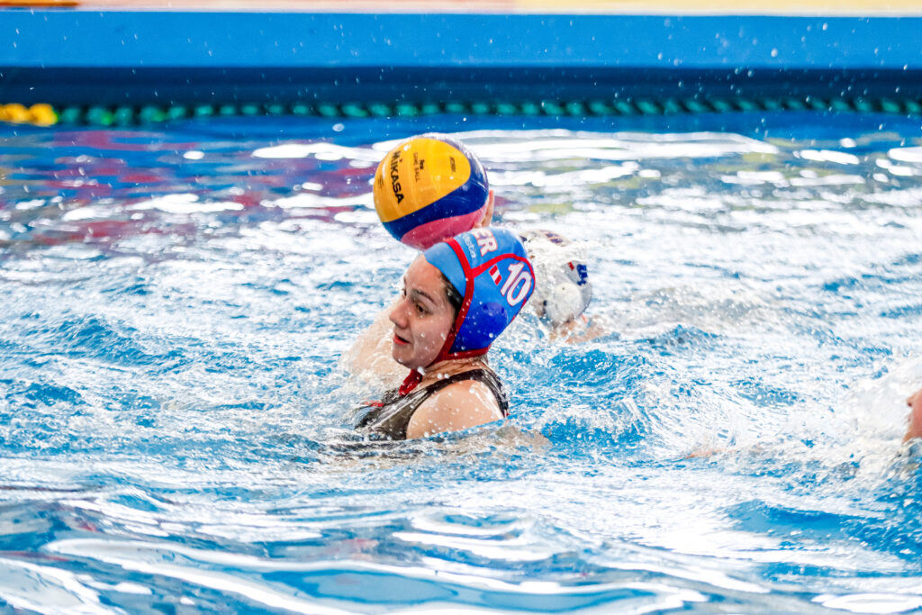 Foto sobre: KIARA BARRANTES GUEVARA, CAPITANA DE LA SELECCIÓN SUB-15 DE WATERPOLO: “ESTE DEPORTE ES MI LUGAR SEGURO”